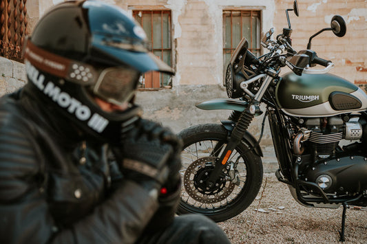 Cómo elegir el casco perfecto según tu tipo de moto y trayectos
