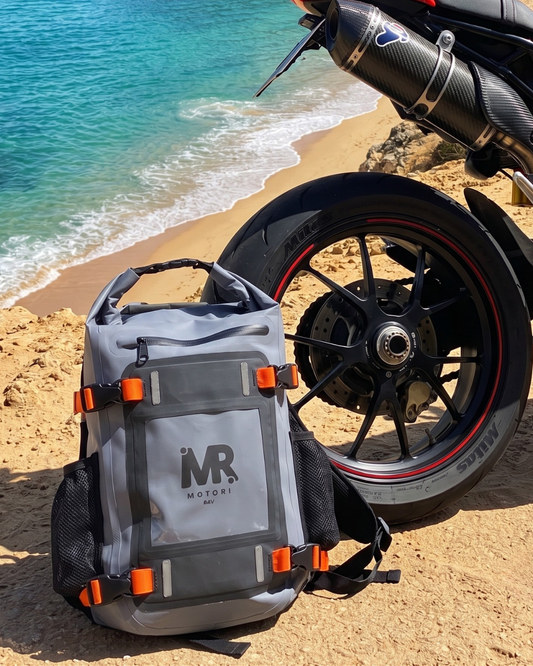 Rutas de verano en moto: 3 destinos de costa para escapar del calor con tu Motori Bag