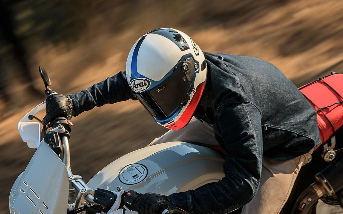 Accesorios imprescindibles para motoristas en invierno: cascos, trajes y bolsas para el frío